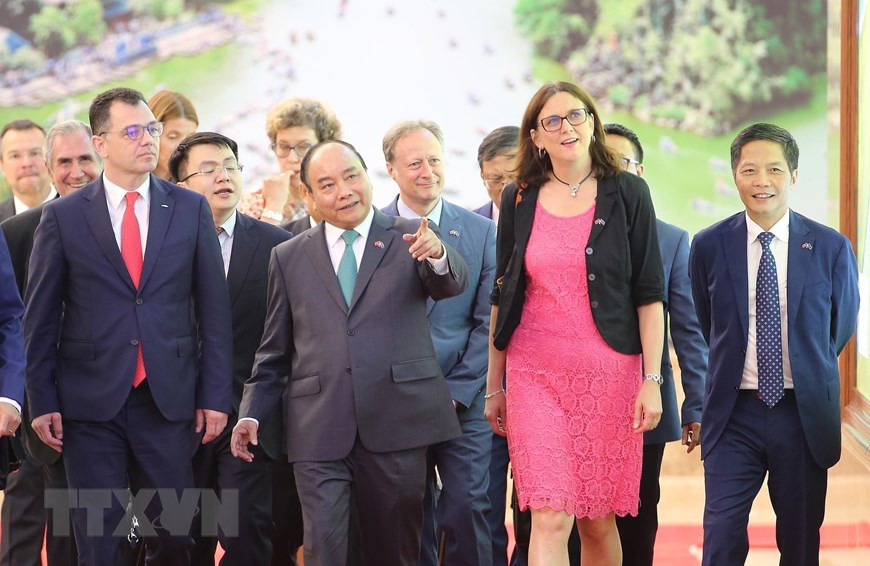Le Premier ministre Nguyên Xuân Phuc, le ministre roumain de l’Environnement des affaires, du Commerce et de l'Entrepreneuriat Stefan Radu Oprea et La commissaire européenne au commerce Cécilia Malmström.