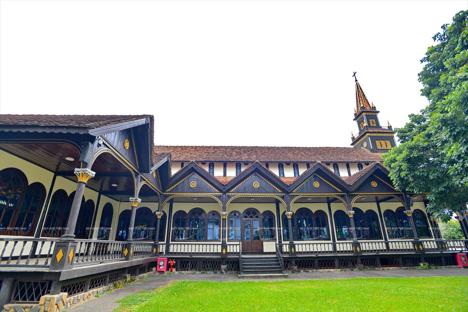 Le plancher en bois est surélevé d’un mètre. Photo: VNA