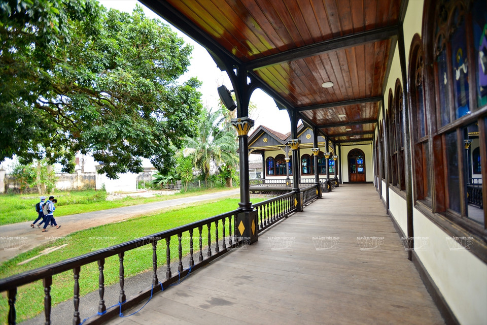 Inaugurée en 1918, la cathédrale est faite entièrement en bois Shorea roxburghii. Photo: VNA