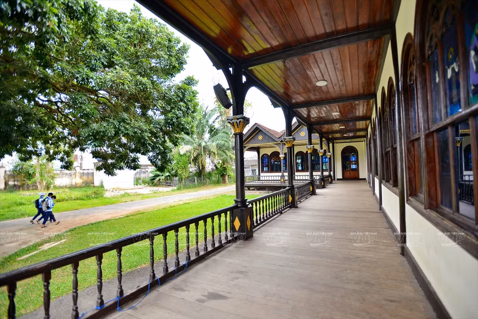 Inaugurée en 1918, la cathédrale est faite entièrement en bois Shorea roxburghii. Photo: VNA