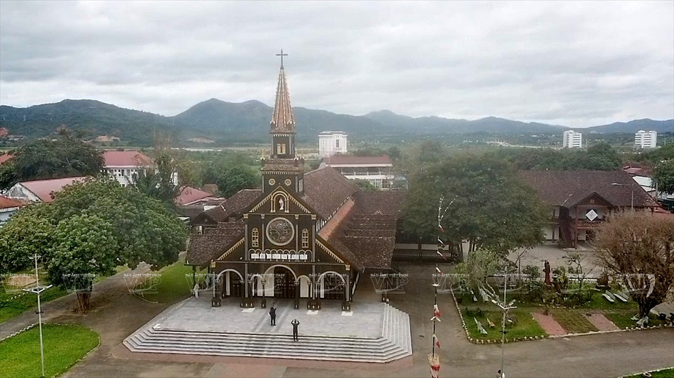 Vue aérienne de la cathédrale de Kon Tum. Photo: VNA