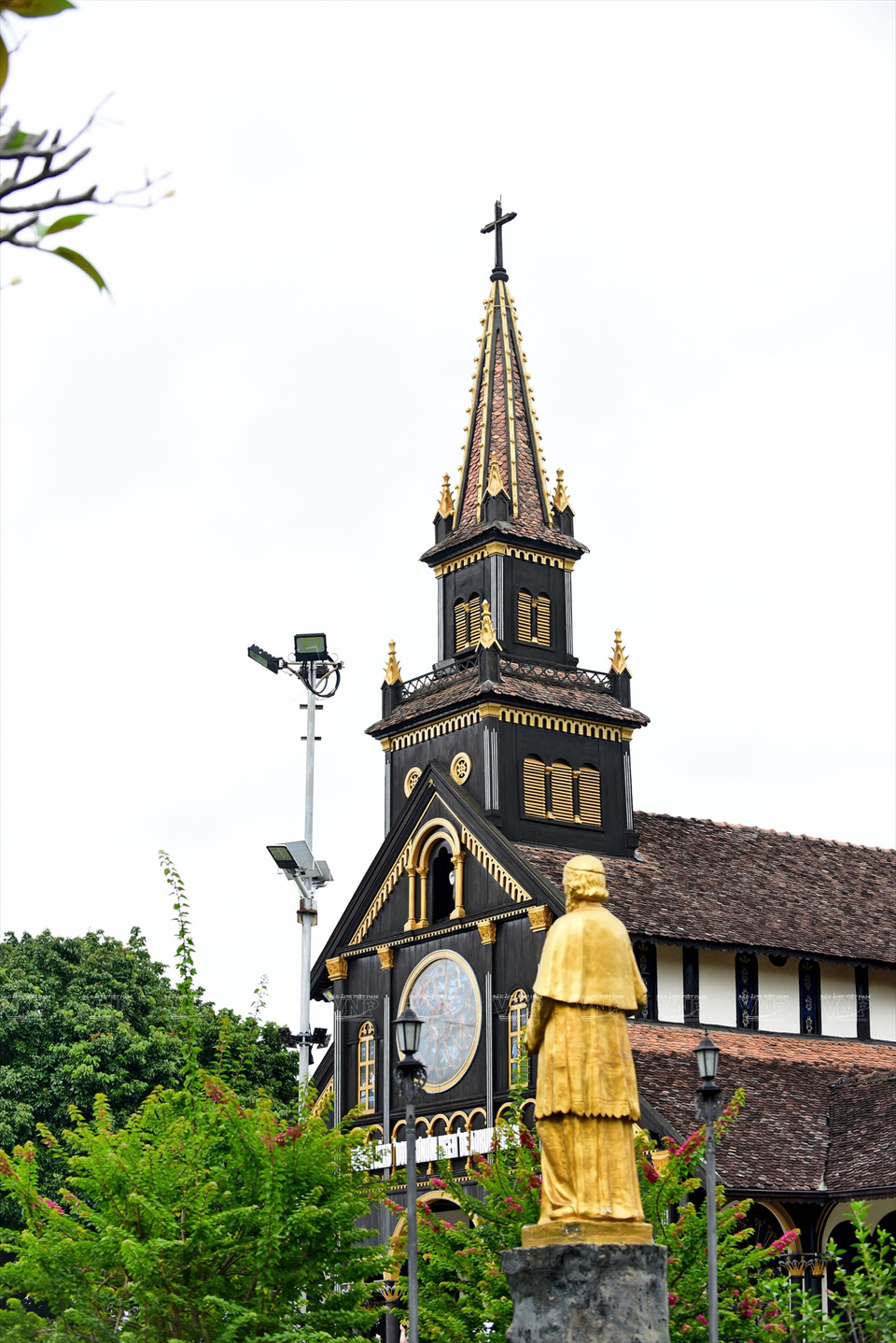 C'est d'une merveille architecturale inspirée à la fois des églises occidentales et des maisons sur pilotis typiques des ethnies peuplant les Hauts Plateaux du Centre, notamment les Bahnars. Photo: VNA