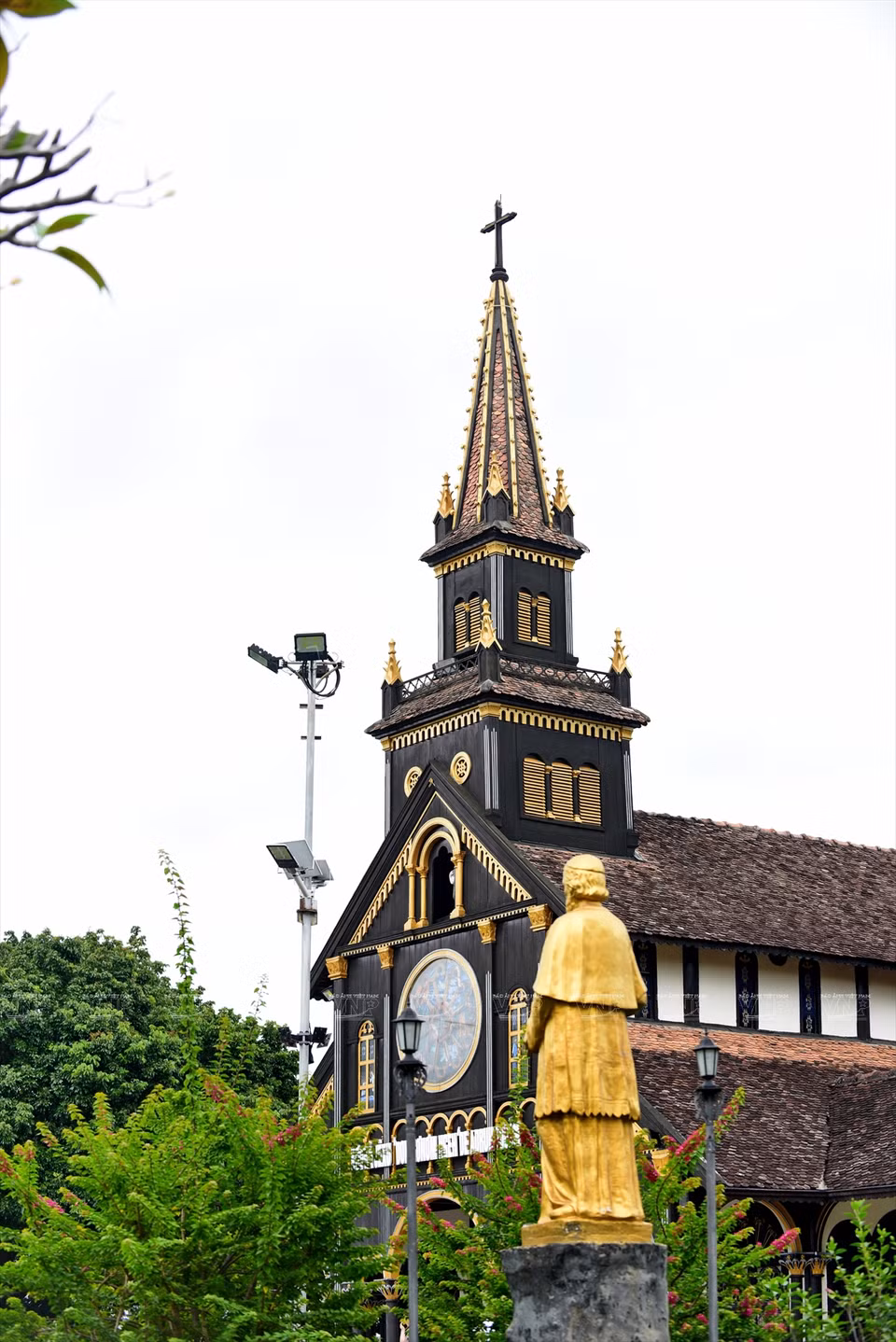 C'est d'une merveille architecturale inspirée à la fois des églises occidentales et des maisons sur pilotis typiques des ethnies peuplant les Hauts Plateaux du Centre, notamment les Bahnars. Photo: VNA
