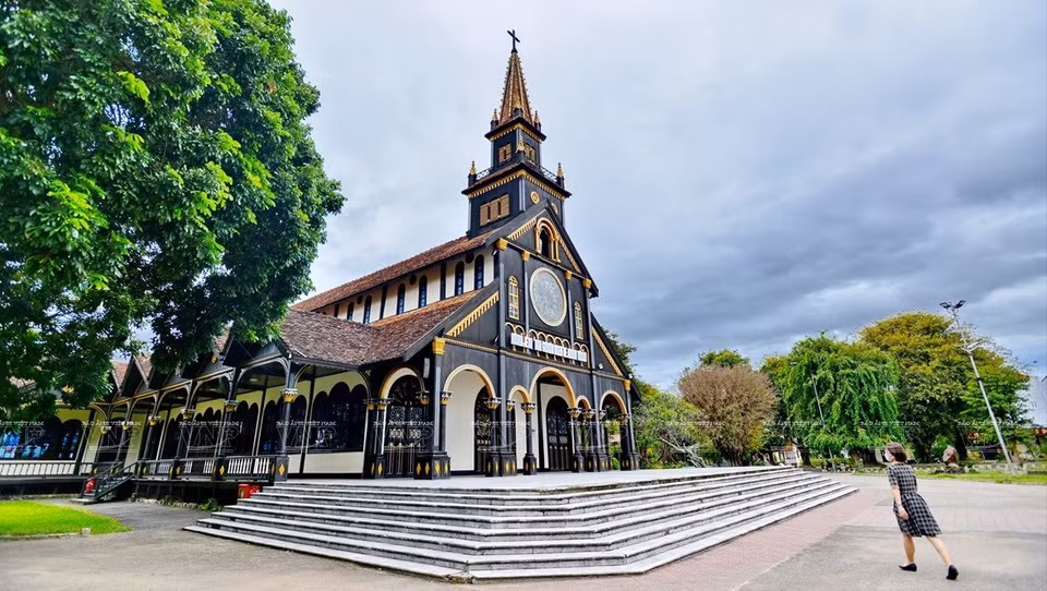 La cathédrale de Kon Tum est située au numéro 13, rue Nguyễn Huệ, quartier de Thống Nhất, dans la ville de Kon Tum, de la province éponyme. Photo: VNA