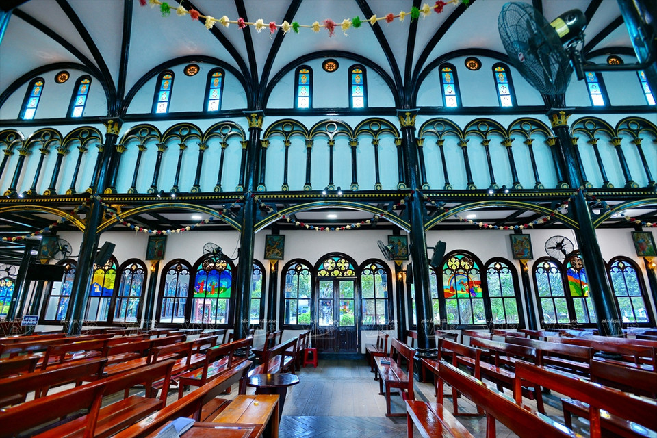 À l’intérieur, les visiteurs seront impressionnés par les vitraux multicolores retraçant les mythes de la Bible, les murs et parois faits de terre mélangée avec de la paille…Photo: VNA