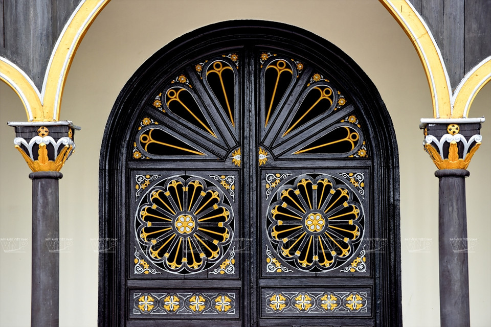 Tous les motifs décoratifs sont nés du mariage architectural roman-bahnar. Photo: VNA