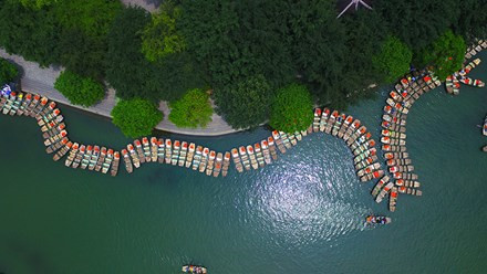 Des centaines de barques attendent les touristes.