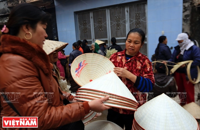 Ces chapeaux coniques se vendent bien dans les régions voisines ou lors de la fête du village de Chuông.