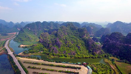 Paysage de Trang An, considéré comme la "baie d'Halong terrestre".