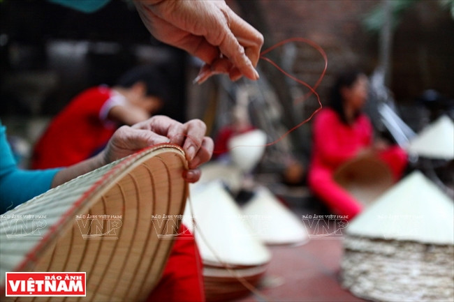 Un artisan peut produire deux ou trois de ces couvre-chef par jour.