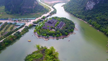 Zone où les touristes commencent à visiter en bateau le complexe paysager.