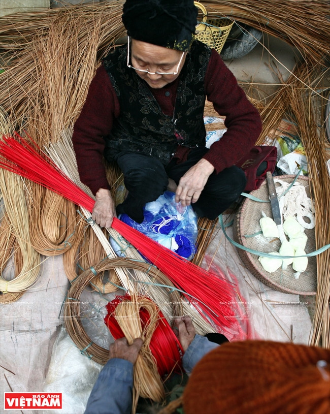 Les matières premières utilisées pour la production des chapeaux coniques se vendent au marché de Chuông.