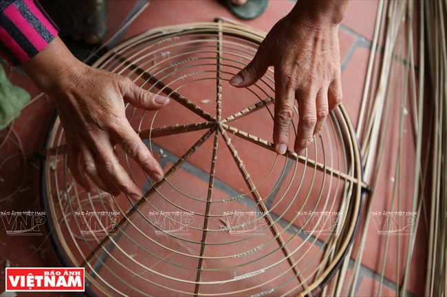 Sur le cerceau, qui s’achète au village de Chuông (district de Thanh Oai, Hanoï), on place des anneaux en bambou...