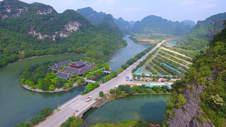 Le complexe paysager de Trang An est à cheval sur les districts de Nho Quan, Hoa Lu, Gia Vien et les villes de Tam Diep et Ninh Binh.