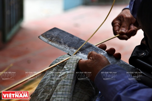 Taille du bord du chapeau conique.
