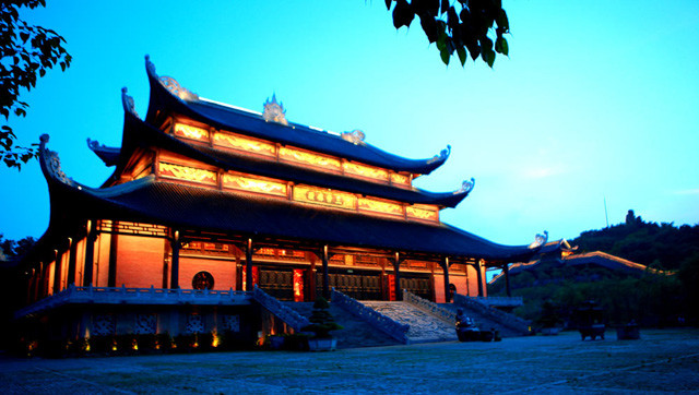 Bai Dinh est la plus grande pagode du Vietnam, très connues par plusieurs de ses records, dont la statue en bronze la plus grande d’Asie du Sud-Est, la cloche en bronze la plus grande d’Asie du Sud-Est, le couloir de la pagode ayant le plus grand nombre de statues d’arhats, etc.