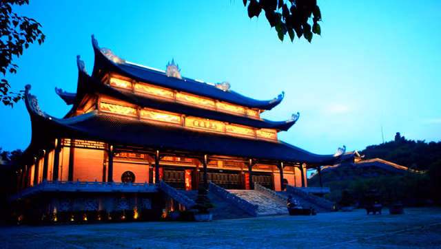 Bai Dinh est la plus grande pagode du Vietnam, très connues par plusieurs de ses records, dont la statue en bronze la plus grande d’Asie du Sud-Est, la cloche en bronze la plus grande d’Asie du Sud-Est, le couloir de la pagode ayant le plus grand nombre de statues d’arhats, etc.