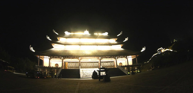 Enfin, le sanctuaire Tam Thê est situé sur la colline de 76 mètres de haut au dessus du niveau de la mer. Le Tam Thê abrite trois statues de Bouddhas en bronze dont chacune pèse 50 tonnes et mesure 7,2 mètres de haut.