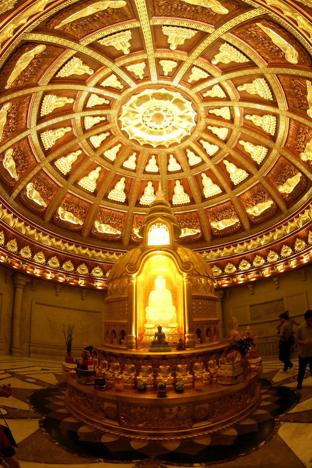 Ensuite, vous vous arrêtez à la Tour de 13 étage et de 100 mètres de haut. Il s’agit de la plus grande tour du Vietnam. Les visiteurs doivent d’abord monter 72 marches pour arriver à l’ascenseur. L’étage le plus haut de la Tour abrite des Sariras du Bouddha.