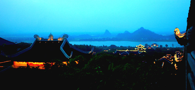 C’est vraiment un espace tranquille et sacré, qui rend l’âme désinvolte. Ce lieu est également apprécié des visiteurs pour le circuit de découverte de la pagode Bai Dinh de nuit.