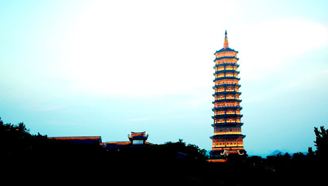 Ensuite, vous montez le campanile pour admirer la cloche de bronze d’un poids de 36 tonnes. Après, vous pénétrez dans la pagode Phap Chu ou trône une statue de Bouddha en bronze de 100 tonnes, recouverte d’or.