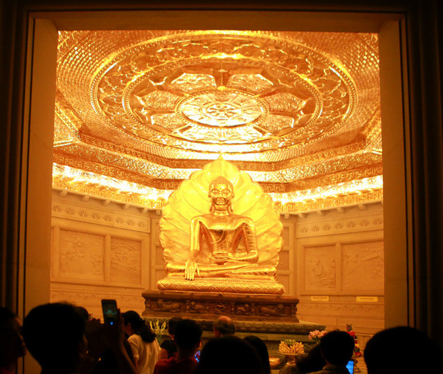 Après le circuit, les visiteurs peuvent se promener et goûter le café Chuông Gio au sommet du mont Dinh pour profiter de l’air frais de Tràng An pendant la nuit.