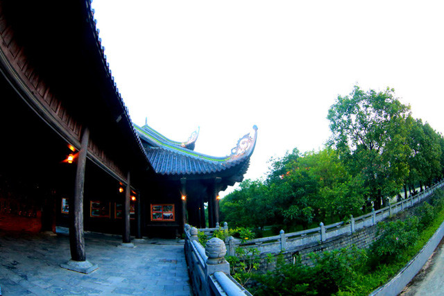 Vous pouvez admirer son architecture grandiose, imposante et splendide, des statues d’arhats majestueuses mais tolérantes, ainsi quel’art de la sculpture et du moulage ingénieux du bronze.