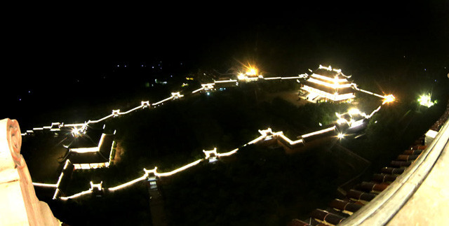 Au 12ème étage, les visiteurs auront l’occasion d’admirer tout le complexe de la pagode Bai Dinh, très scintillants dans la lumière des lampes.