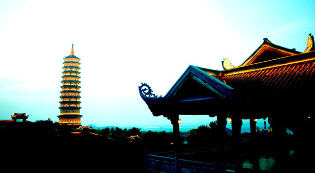 Participant au circuit de découverte de la pagode Bai Dinh de nuit, vous pouvez visiter l’ensemble de ce complexe par des véhicules électriques. D’abord, les visiteurs vont faire une offrande de bâtonnets d'encens au sanctuaire dédié au Boddhisatva Avalokitesvara. La statue de celui-ci pèse 80 tonnes, et elle est recouverte d’or.