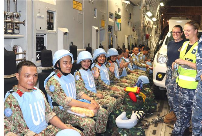  Les officiers de l’hôpital de campagne de niveau 2 N°1 à bord de l’avion C17 de Force aérienne royale australienne se préparent à se rendre au Soudan du Sud. Photo : VNA