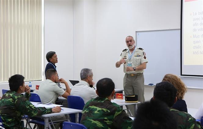  Des experts du ministère français de la Défense ont échangé leurs expériences en matière de déminage conformément aux normes internationales lors des échanges professionnels de sapeurs du maintien de la paix de l’ONU entre le ministère vietnamien de la Défense et le ministère français de la Défense, organisé par le Département de maintien de la paix au Vietnam. Photo : VNA