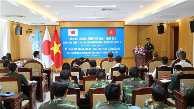  Le Département de maintien de la paix au Vietnam (ministère de la Défense), en collaboration avec le bureau des attachés de défense du Japon au Vietnam, a organisé le 21 août 2018 à Hanoi des échanges professionnels et des expériences pour la force de sapeur afin de mener à bien la tâche à la Mission de maintien de la paix de l’ONU. Photo : VNA