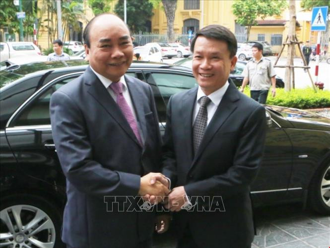 Le directeur général de la VNA, Nguyên Duc Loi, a accueilli le Premier ministre Nguyên Xuân Phuc pour assister à la cérémonie de remise du Prix national de l’information pour l'étranger. Photo: VNA 