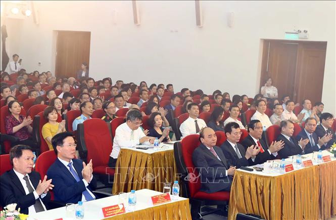  Le Premier ministre Nguyên Xuân Phuc, le président de la Commission centrale de Sensibilisation et d'Éducation du Parti, Vo Van Thuong, des dirigeants de la VNA et des délégués ont assisté à la la cérémonie de remise du Prix national de l’information pour l'étranger. Photo: VNA 