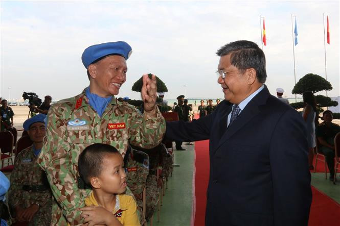  Le président de la Commission des affaires étrangères de l'Assemblée nationale, Nguyên Van Giau, a rendu visite aux médecins de l'hôpital de niveau 2 N°1 et les a encouragés à se mettre en mission dans le cadre de la mission de maintien de la paix de l’ONU au Soudan du Sud. Photo : VNA