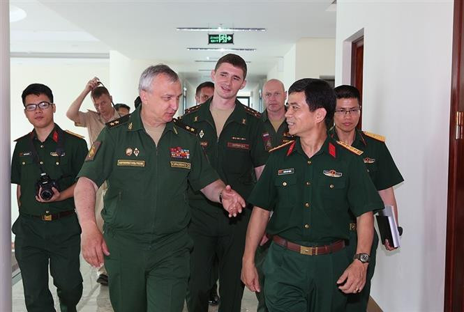  La délégation du ministère russe de la Défense, dirigée par le général de division Sergueï Vasilyevich Kuralenko, commandant adjoint de l'infanterie de la Fédération de Russie, a effectué une visite de travail avec le Département du maintien de la paix au Vietnam, le 15 juin 2018 à Hanoi. Photo : VNA 