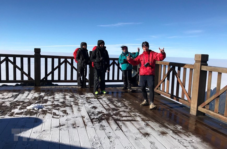 Les touristes curieux à voir la gelée blanche sur ce mont. Photo: VNA