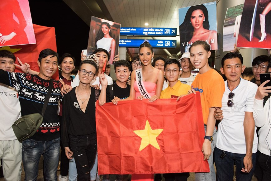 Hoang Thuy et ses fans à l'aéroport de Tân Son Nhât, à Hô Chi Minh-Ville (Sud). Photo: VietnamPlus