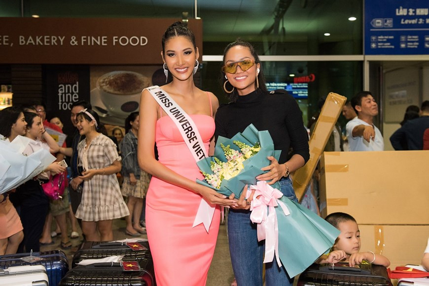 Hoang Thuy et Miss Universe Vietnam 2017 H’hen Niê. Photo: VietnamPlus
