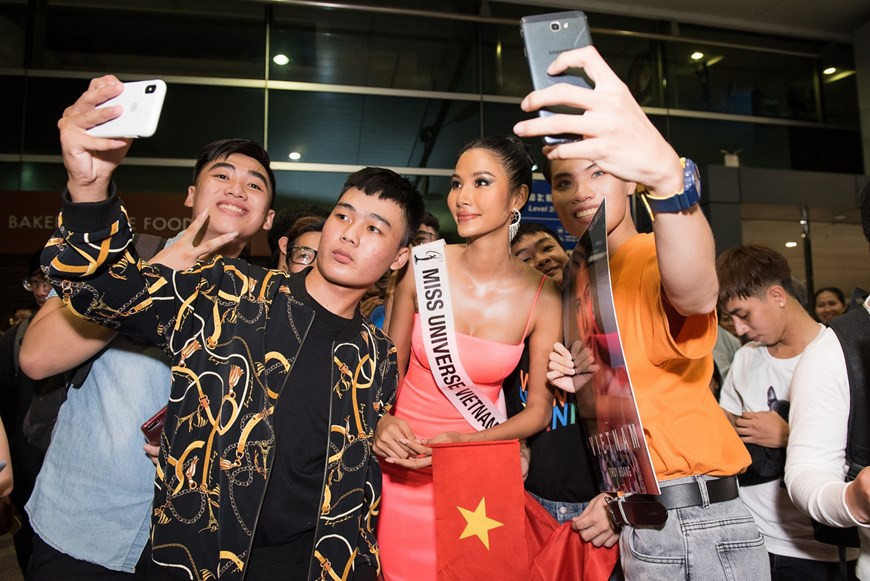 Elle prend des photos avec ses fans à l'aéroport de Tân Son Nhât. Photo: VietnamPlus