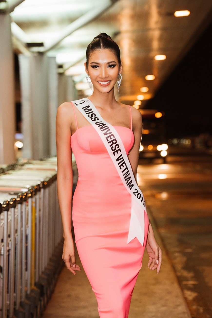 Avant son départ, Hoang Thuy s'est déclarée fière de représenter le Vietnam pour Miss Univers 2019 aux Etats-Unis. Photo: VietnamPlus