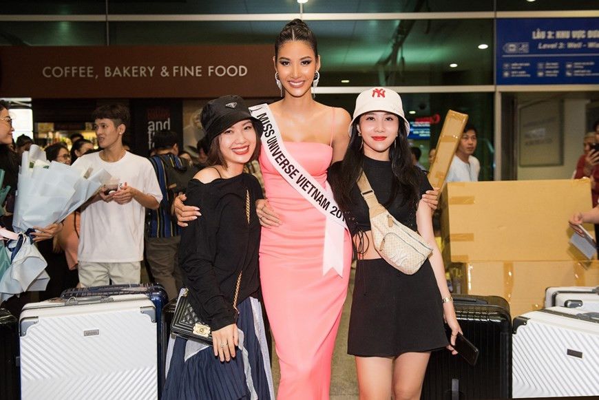 Lors de son voyage, elle apporte le café vietnamien pour l'offrir à d'autres candidates des pays. Photo: VietnamPlus