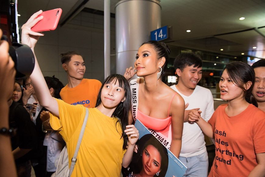 Hoang Thuy et ses fans à l'aéroport de Tân Son Nhât. Photo: VietnamPlus