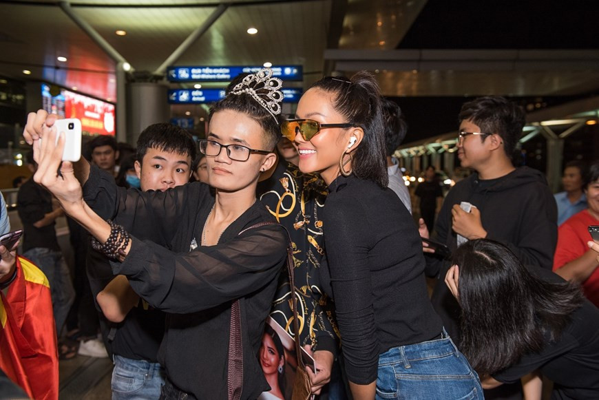 H’hen Niê reçoit l'attention des fans. L’année dernière, Miss Universe Vietnam 2017 H’hen Niê a figuré dans le top 5 de Miss Univers 2018, lors de la finale de ce concours de beauté, tenue à Bangkok, en Thaïlande. C’était la meilleure performance d’une représentante vietnamienne à ce concours international annuel de beauté. Photo: VietnamPlus