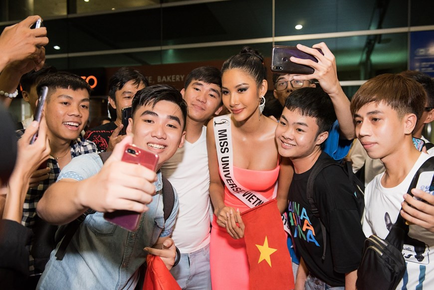 Elle est très touchée devant les émotions des fans. Photo: VietnamPlus