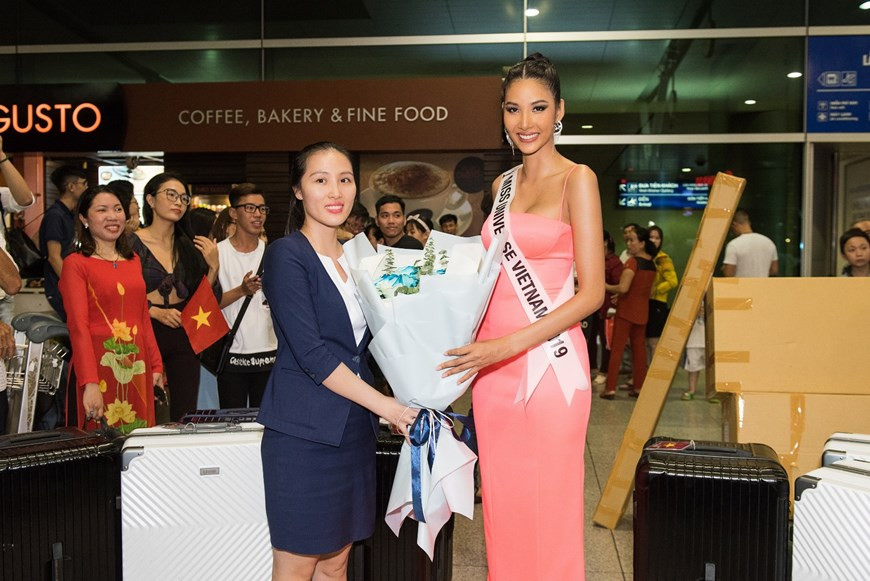 Elle a apporté de nombreux cadeaux en bambou pour les offrir à des Miss provenant d'autres pays, avec le message de la protection de l'environnement. Photo: VietnamPlus