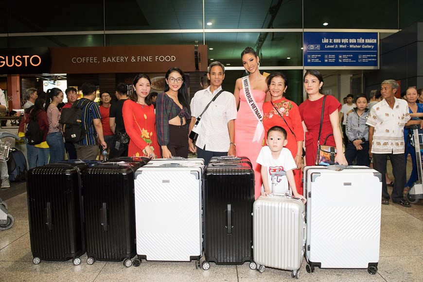 Hoang Thuy et sa famille à l'aéroport de Tân Son Nhât, avant son départ. Photo: VietnamPlus