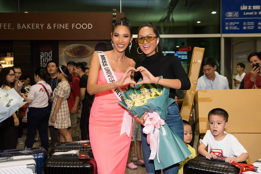 H’hen Niê souhaite voir Hoang Thuy être couronnée de succès à Miss Univers 2019 aux Etats-Unis. Photo: VietnamPlus