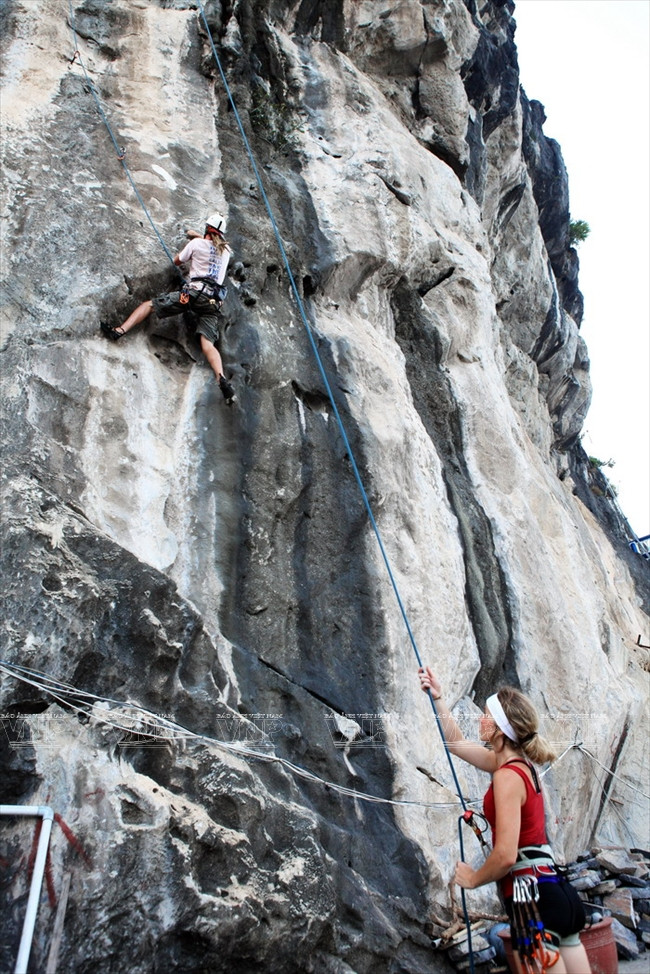 Cat Bà est doté ​de falaises calcaires, appropriées pour la pratique de la varappe.