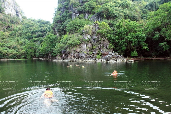 Touristes en baie de Thinh Linh.